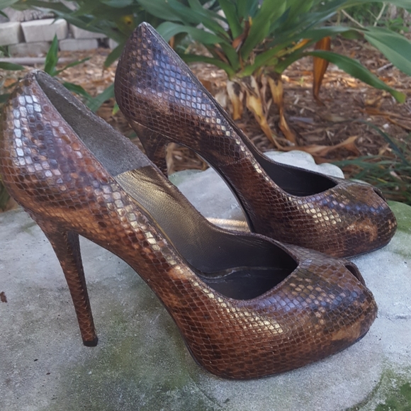 Stuart Weitzman snake print peeptoe heel. - Picture 6 of 8
